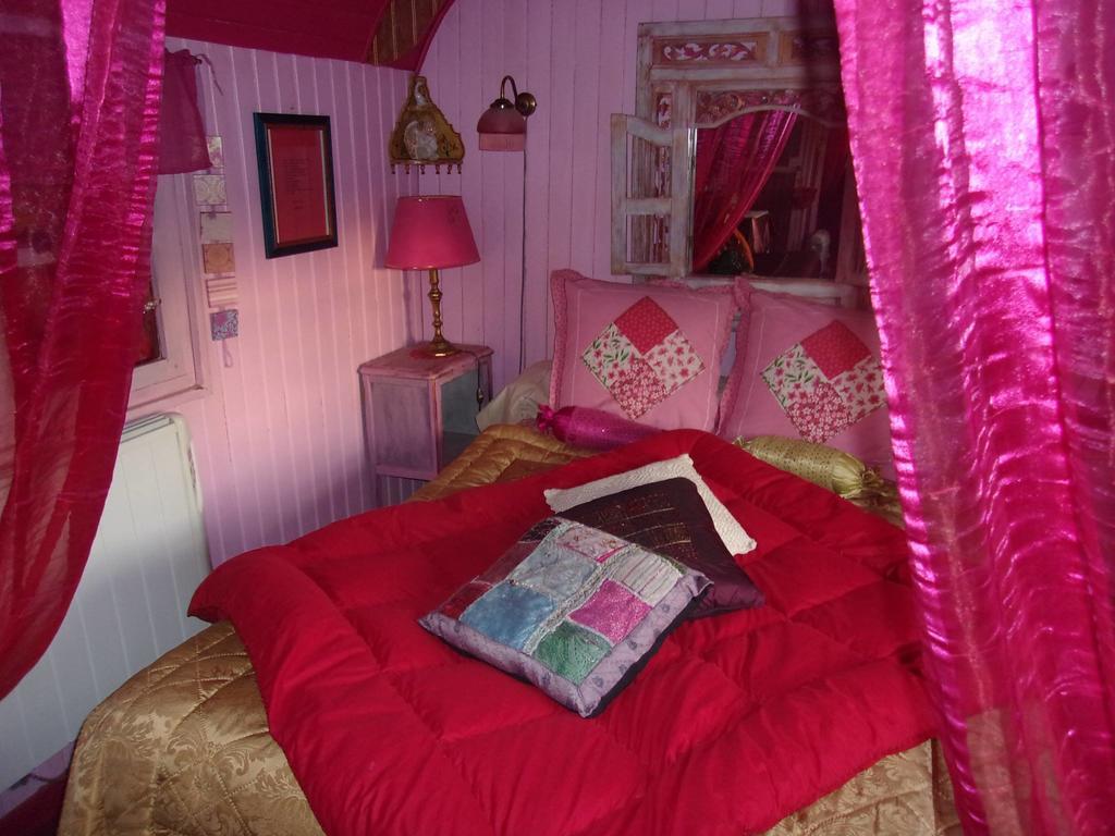 La Celle  La Roulotte De Lola - Chambre D'Hotes المظهر الخارجي الصورة